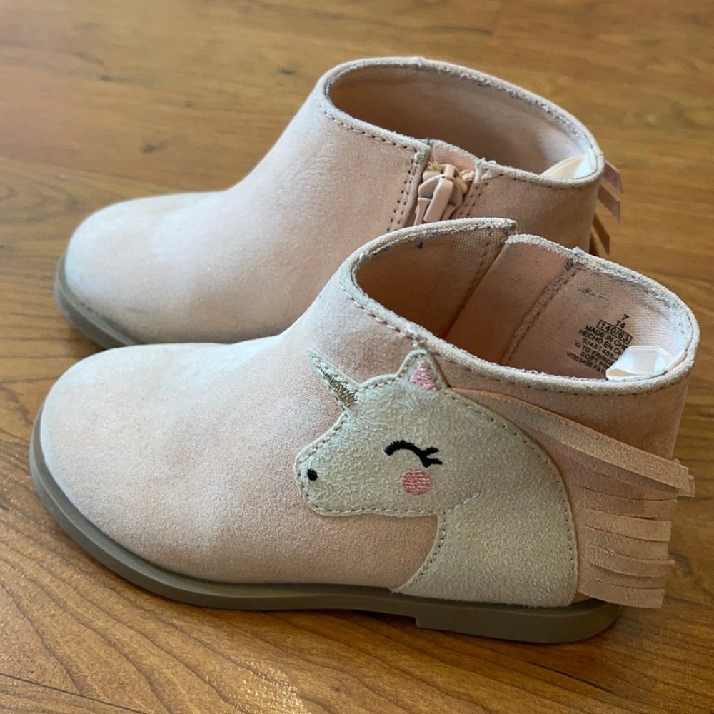 Adorable unicorn Old Navy Toddler boots size 7T.